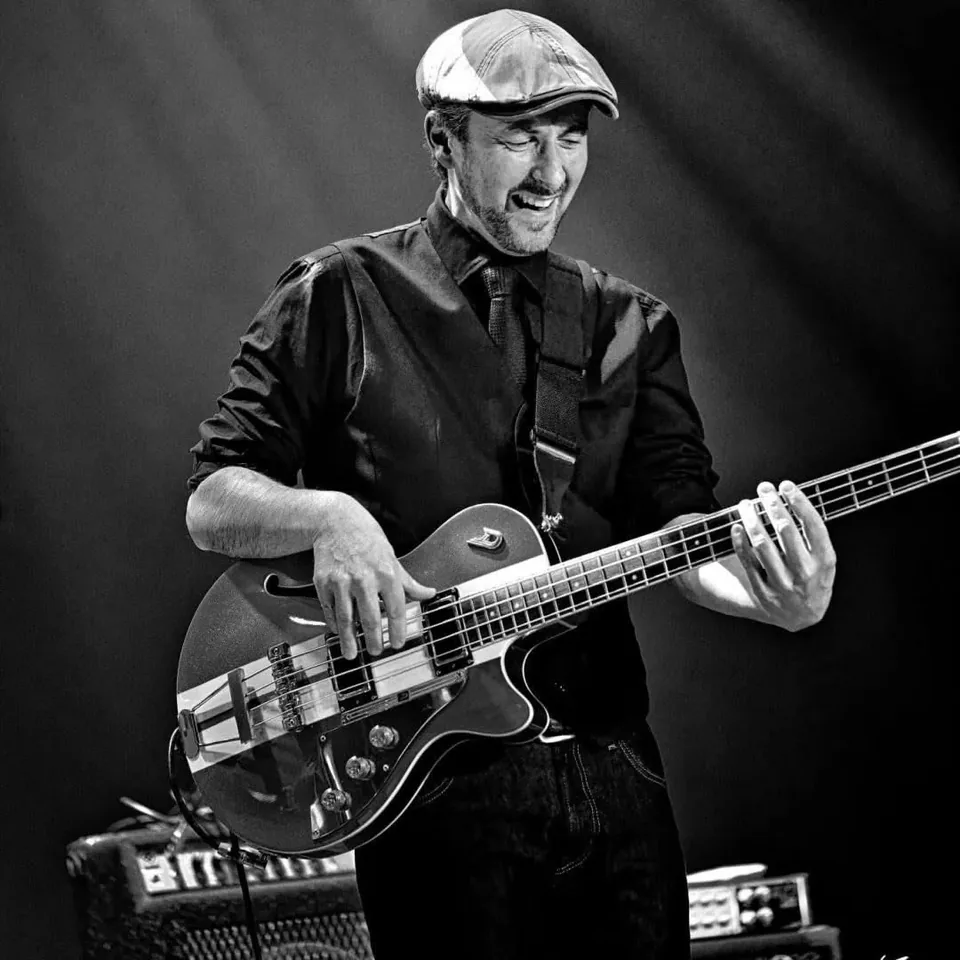 Jérôme Wolf à la basse, portrait en noir et blanc