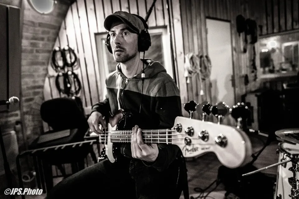 Jérôme Wolf à la basse électrique